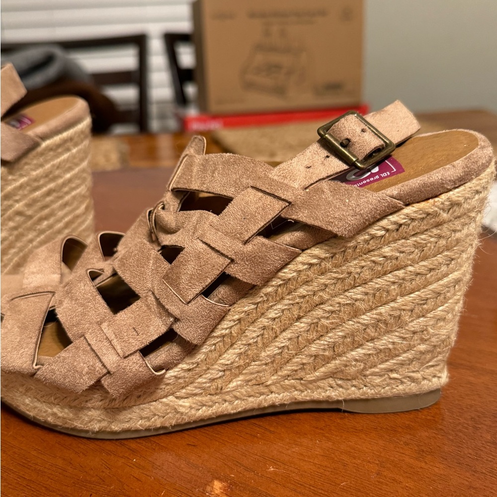 Pop, beige suede wedges